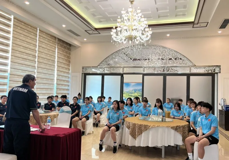 HLV Mai Đức Chung trao đổi cùng các học trò trong ngày đầu hội quân