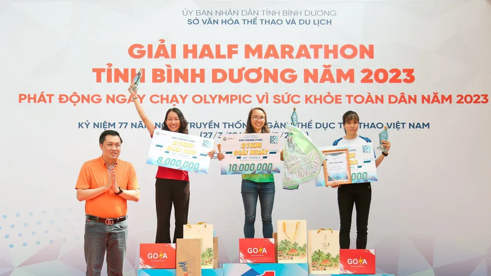 Đại diện Ban Tổ chức trao giải cho các VĐV đạt thành tích cao