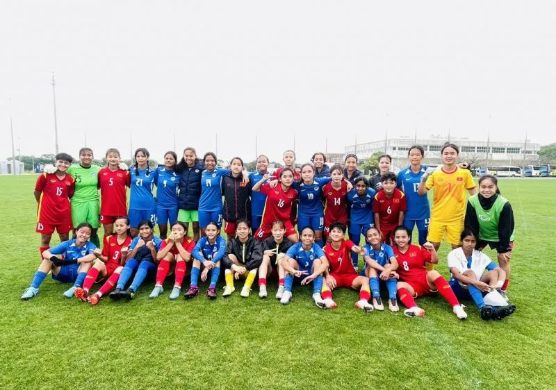Cầu thủ hai đội U17 Việt Nam và Singapore chụp ảnh lưu niệm trước trận đấu