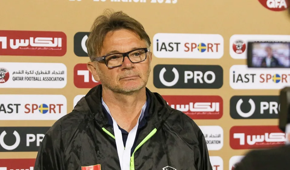HLV Philippe Troussier: “Trọng tài không mắc sai lầm ở hai tình huống rút thẻ đỏ”