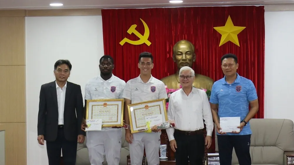 Ông Nguyễn Văn Lợi, bí thư tỉnh ủy và ông Nguyễn Lộc Hà, phó chủ tịch UBND tỉnh trao tặng bằng khen của tỉnh Bình Dương cho Nguyễn Tiến Linh, Rimario và tặng quà động viên tập thể CLB B.BD