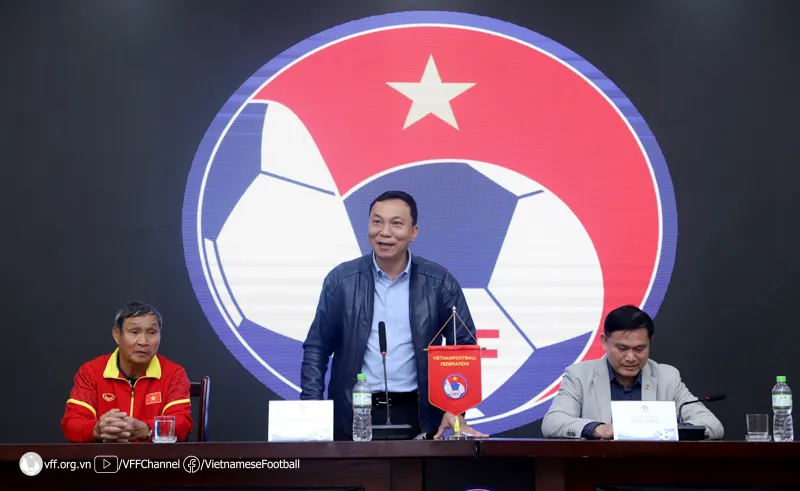 Chủ tịch VFF Trần Quốc Tuấn chia sẻ cùng toàn đội tai buổi gặp gỡ