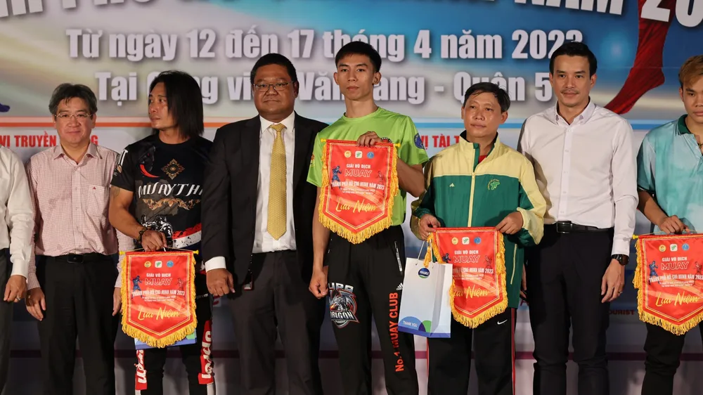 Ban tổ chức trao cờ và quà lưu niệm đến đại diện các đội tham dự