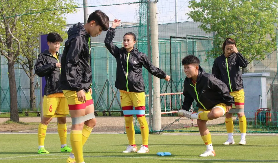 Các tuyển thủ trên sân tập ngày 17-4