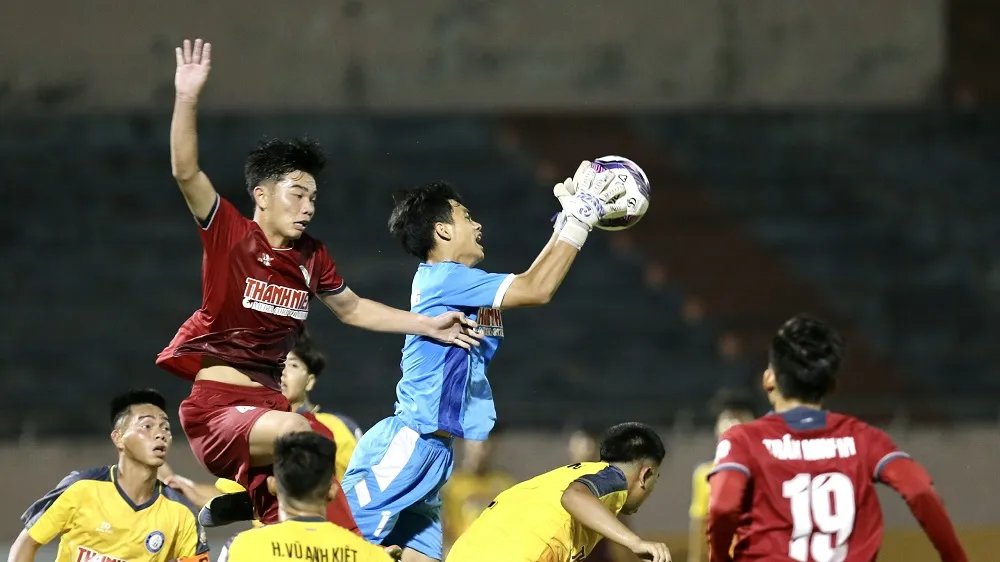 Đội chủ nhà Tây Ninh (áo đỏ) trắng tay trước Khánh Hòa với tỷ số 0-1