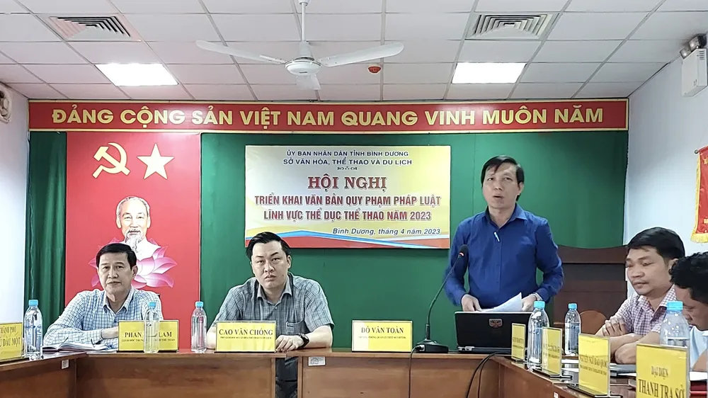 Ông Đỗ Văn Toàn - Trưởng phòng Quản lý TDTT, Sở VHTTDL triển khai các Văn bản tại Hội nghị