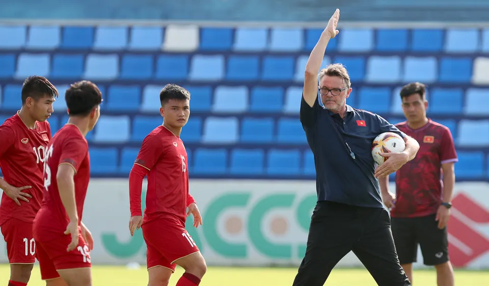 Chờ đợi màn khởi đầu thuận lợi của thầy trò ông Troussier. Ảnh: ANH KHOA