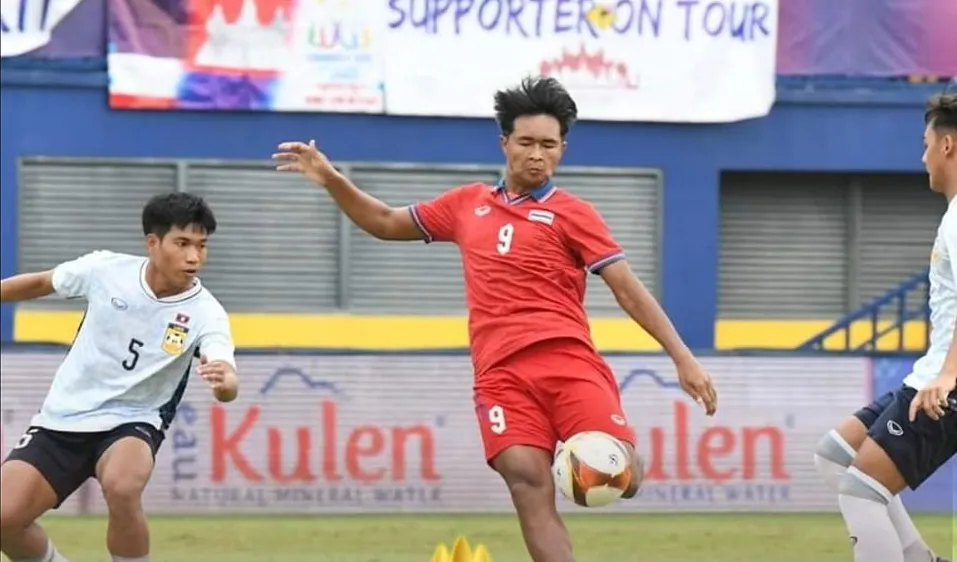 Thái Lan (áo đỏ) thắng cách biệt 4-1 trước Lào
