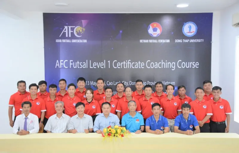 Ban tổ chức và các học viên chụp hình lưu niệm ở ngày khai mạc