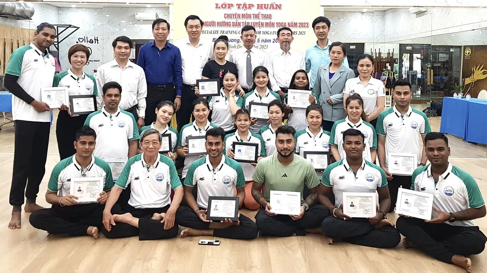 Ban tổ chức cùng giảng viên chụp hình lưu niệm với học viên của lớp
