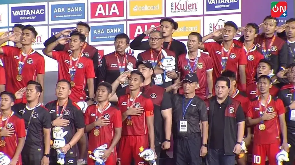 Niềm vui của U22 Indonesia sau khi đoạt huy chương vang SEA Games 32
