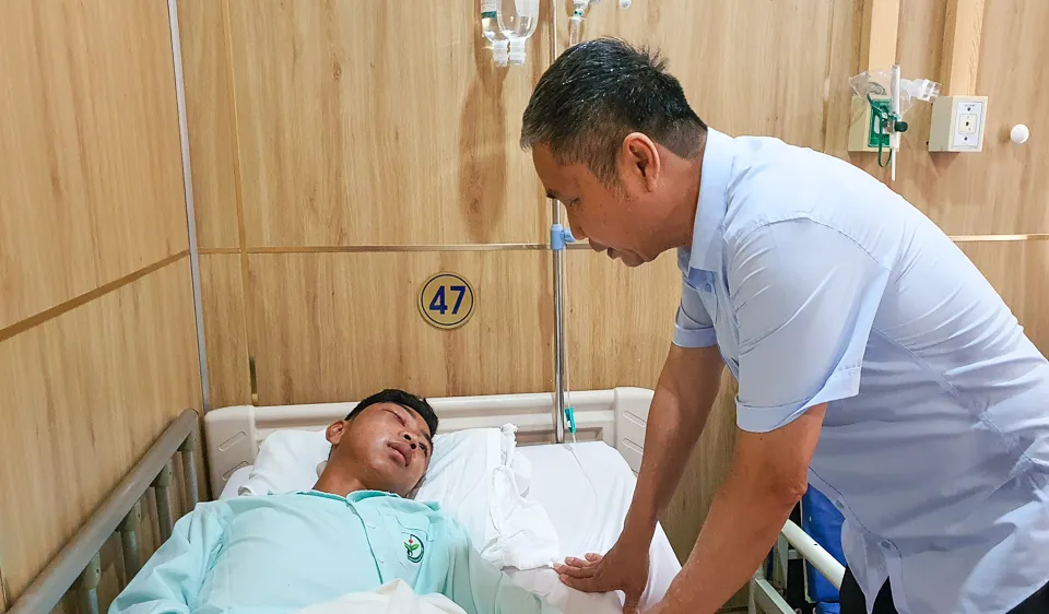TTK VFF Dương Nghiệp Khôi đến thăm cầu thủ Hoàng Anh