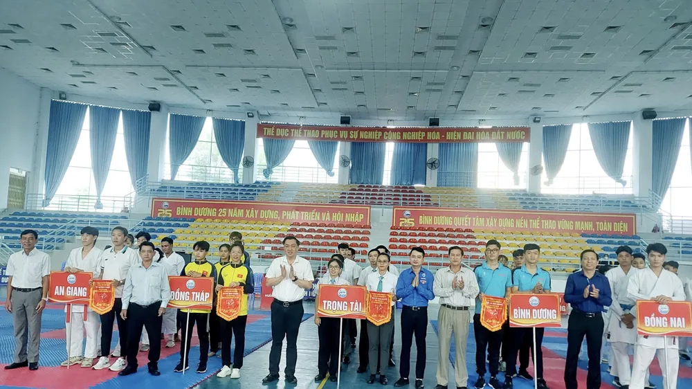 Ban tổ chức chụp ảnh lưu niệm cùng với các đội và trọng tài tại lễ khai mạc