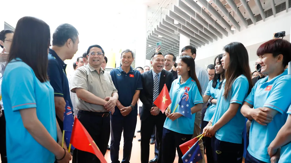 Thủ tướng Phạm Minh Chính trò chuyện cùng tập thể đội tuyển nữ Việt Nam. Ảnh: MINH HOÀNG