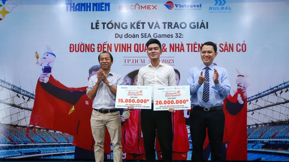 Bạn đọc Nguyễn Duy An (giữa) nhận giải nhất cuộc thi "Đường đến vinh quang"