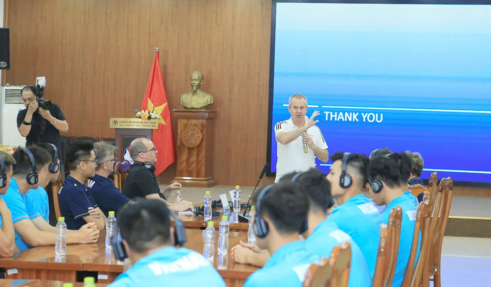 Đại diện UEFA chia sẻ tại lễ bế mạc