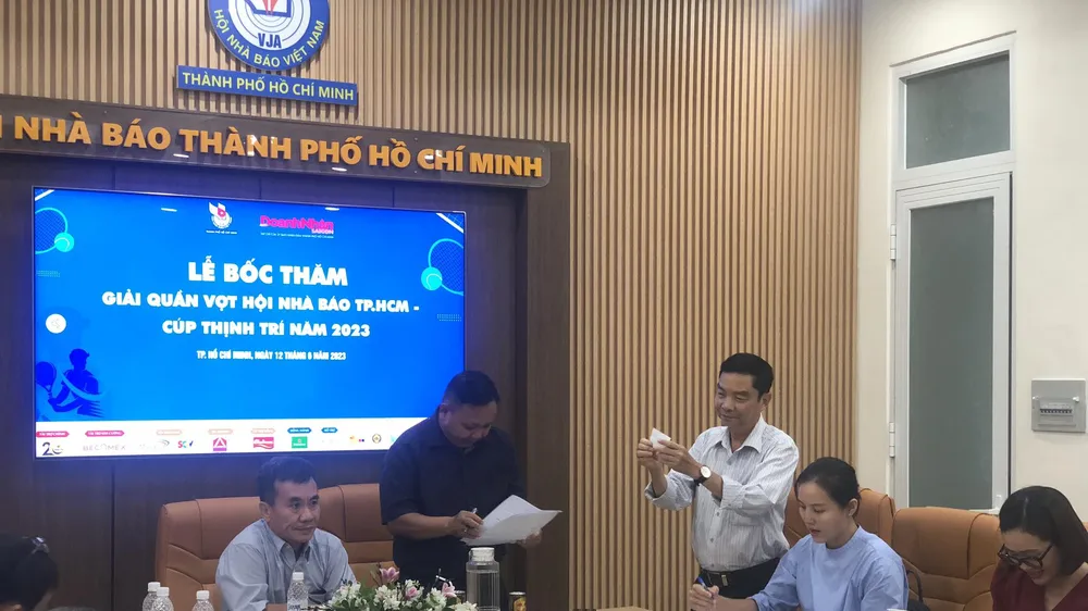 Ban tổ chức tiến hành bốc thăm chia bảng ở các nội dung tranh tài