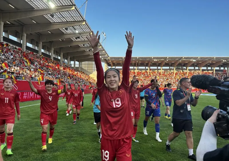 Thanh Nhã và các đồng đội đi vòng quanh sân chào chia tay các khán giả Đức và Viêt Nam sau trận đấu