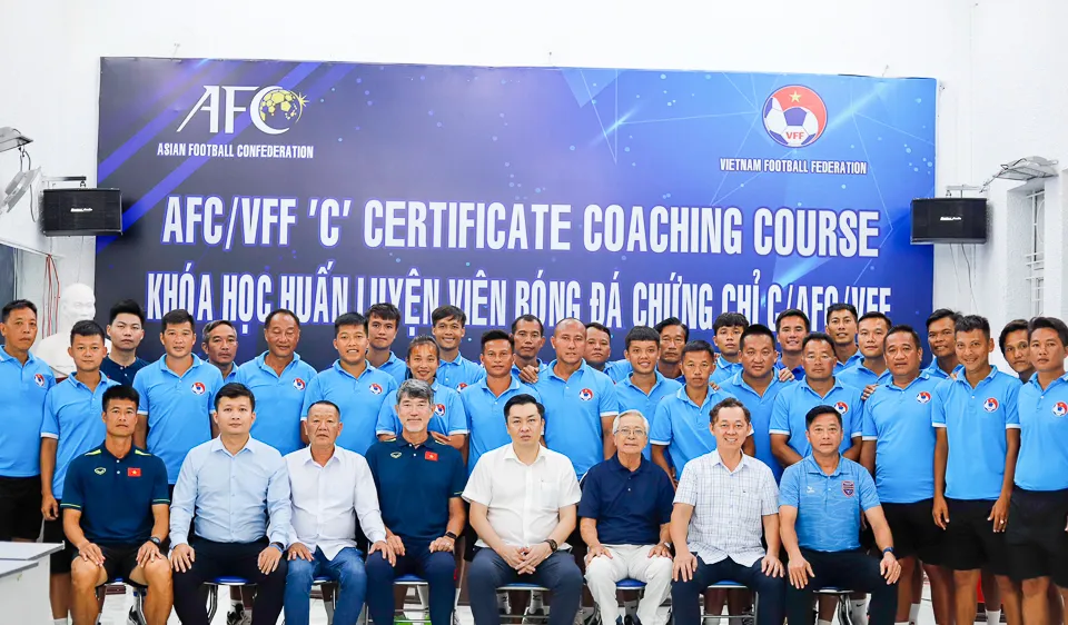 Ban tổ chức và các học viên chụp ảnh lưu niệm tại lễ bế mạc