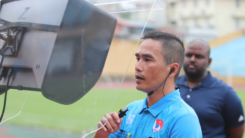 Trọng tài Mai Xuân Hùng thực hành xem lại tình huống dưới sự quan sát của chuyên gia FIFA Bhaveshan Moorghen