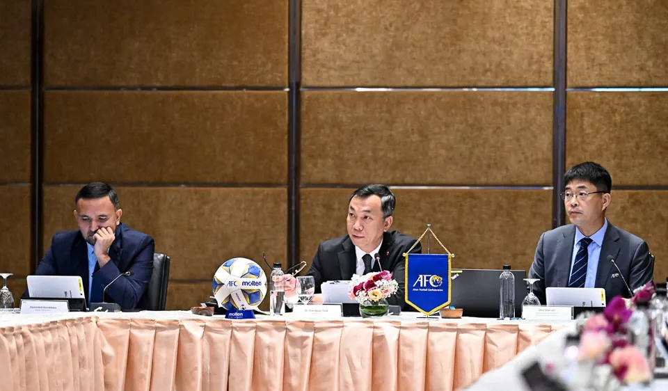 Chủ tịch LĐBĐ Việt Nam Trần Quốc Tuấn chủ trì cuộc họp với vai trò Trưởng ban.