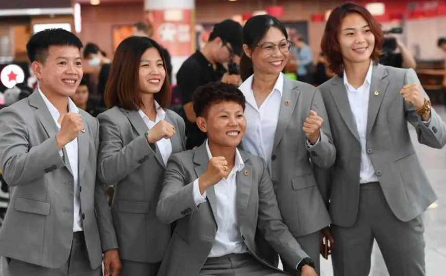 Các tuyển thủ háo hức tại sân bay Nội Bài