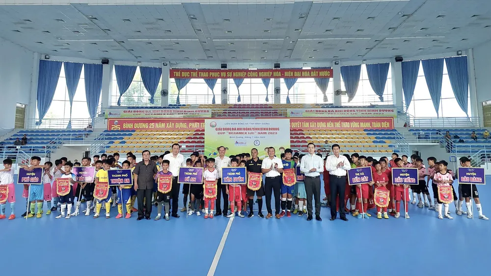 Các đại biểu tặng cờ lưu niệm cho 108 VĐV của 9 đội đến từ 9 huyện, thị xã, thành phố trong tỉnh tham dự giải