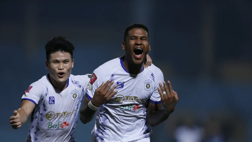 Caion đóng vai người hùng cho Hà Nội FC khi thực hiện cú hattrick vào lưới thủ môn Văn Lâm. Ảnh: MINH HOÀNG