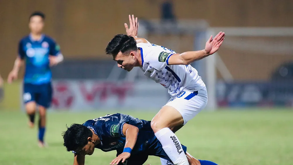 Hà Nội FC trở lại cuộc đua vô địch sau trận thắng 4-1 trước Bình Định hồi tuần qua