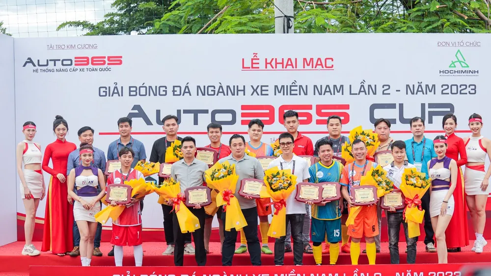 Đại biện BTC tặng hoa và kỷ niệm chương cho những đơn vị tài trợ và các đội tham dự giải