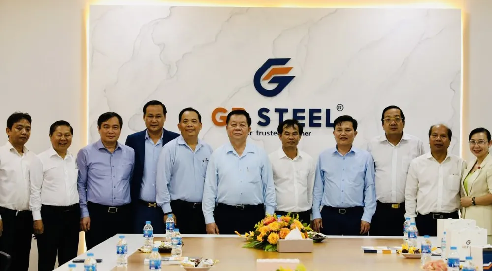 Đoàn công tác chụp hình lưu niệm cùng Ban lãnh đạo Công ty