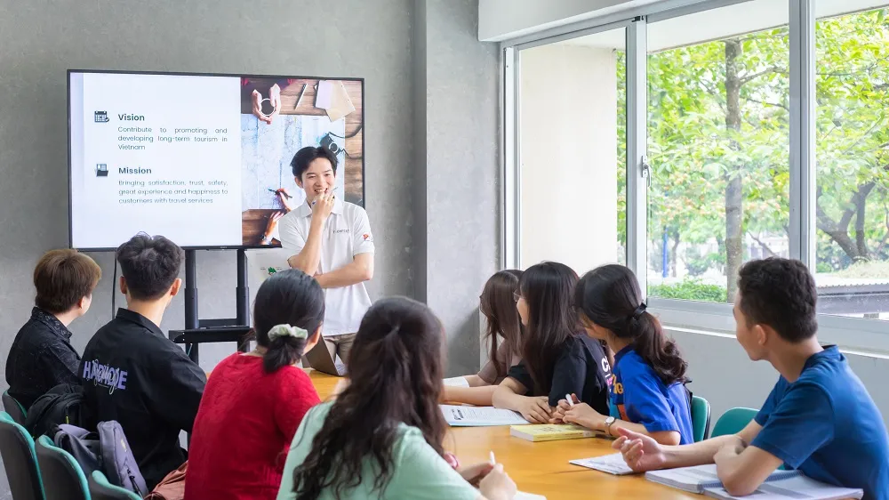 Sinh viên học nhóm tại Thư viện Trường Đại học Quốc tế Miền Đông