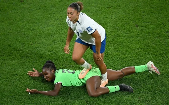 Pha bóng phạm lỗi dẫn đến việc bị thẻ đỏ của Lauren. Ảnh: FIFA