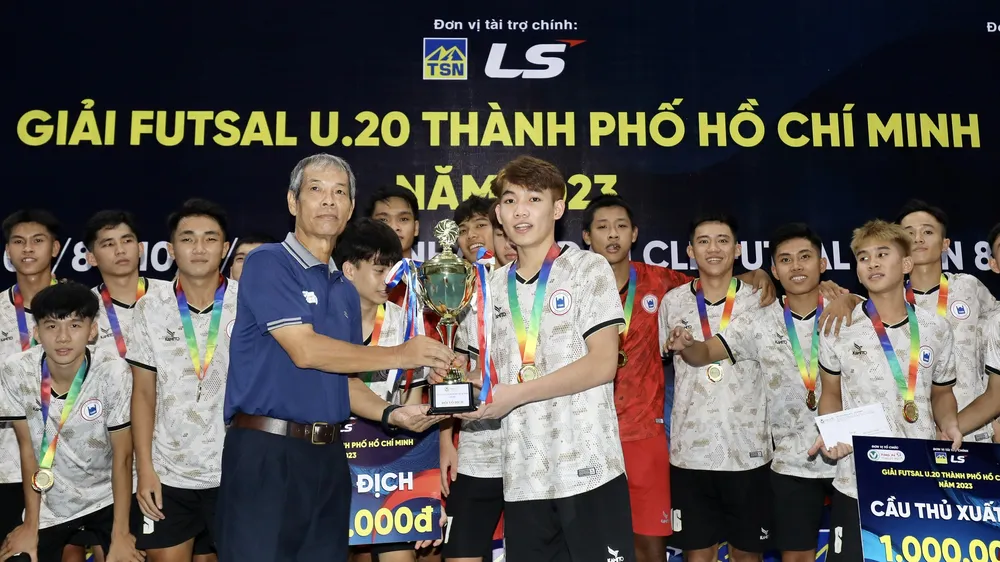Phó chủ tịch LĐBĐ TPHCM Ngô Lê Bằng trao Cúp vô địch cho đội Tân Hiệp Hưng. Ảnh: DŨNG PHƯƠNG