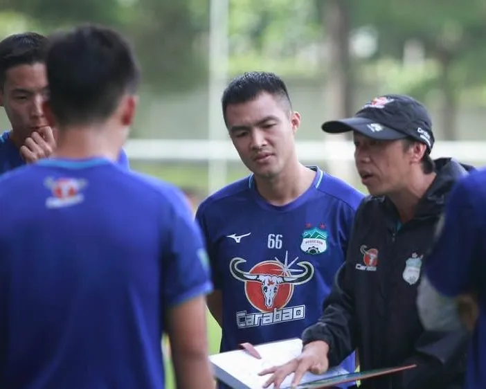 HLV Dương Minh Ninh đã làm trợ lý HLV trưởng ở HA.GL qua nhiều giai đoạn đội bóng này sử dụng HLV nước ngoài