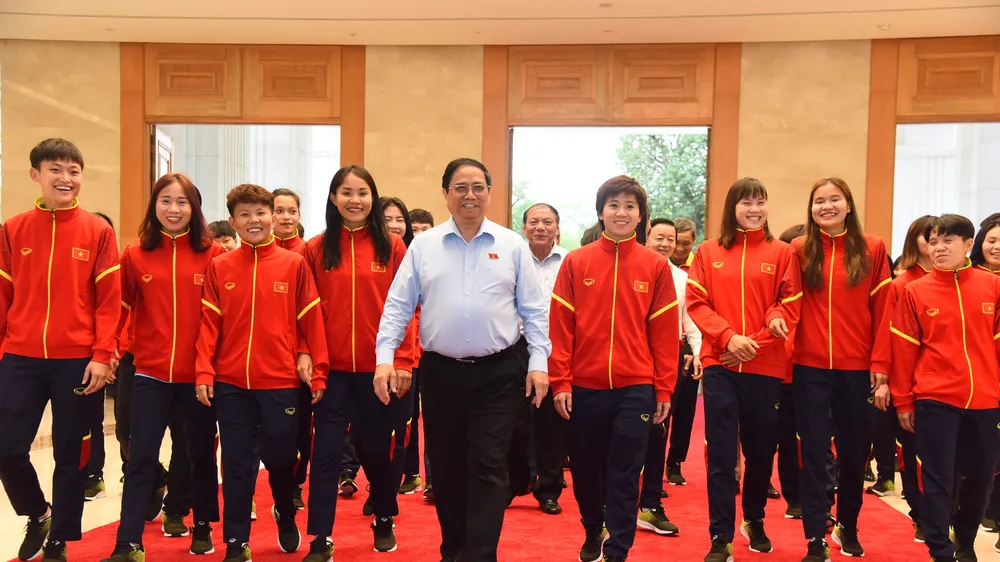 Thủ tướng Phạm Minh Chính và các cầu thủ đội tuyển bóng đá nữ Việt Nam. Ảnh: HẢI HÀ/nhandan.vn