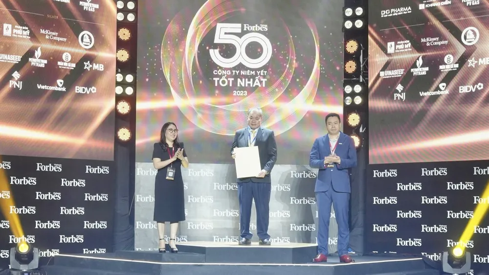 Ông Quảng Văn Viết Cương – Phó Tổng Giám đốc Tổng công ty Becamex IDC nhận cúp và chứng nhận TOP 50 công ty niêm yết tốt nhất Việt Nam năm 2023.