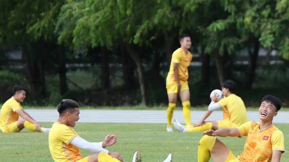 Các cầu thủ thoải mái trên sân tập chiều 19-8