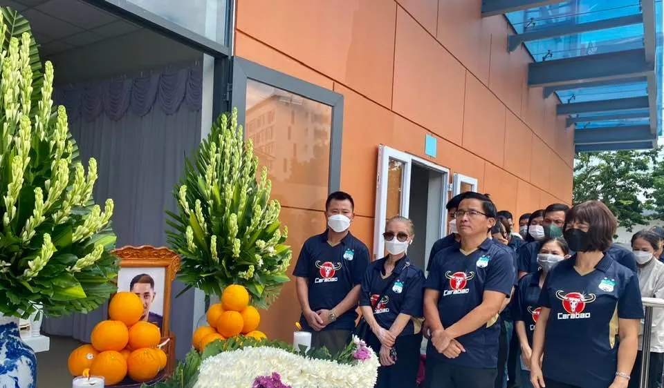 Đại diện CLB Hoàng Anh Gia Lai và cổ động viên đội bóng này tiễn biệt tiền đạo Paollo