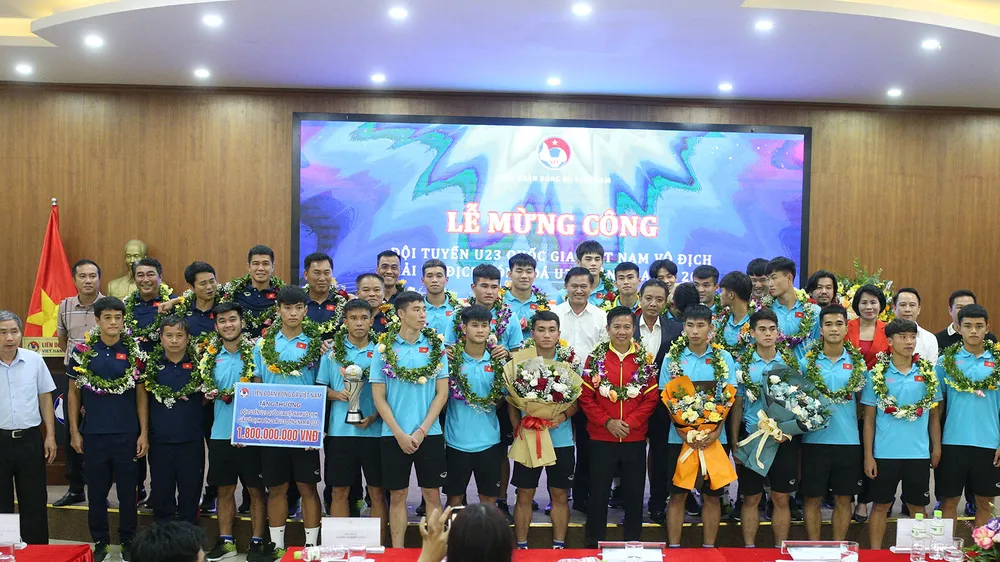 Lãnh đạo Cục TDTT, VFF chụp ảnh lưu niệm cùng toàn đội U23 Việt Nam tại lễ mừng công