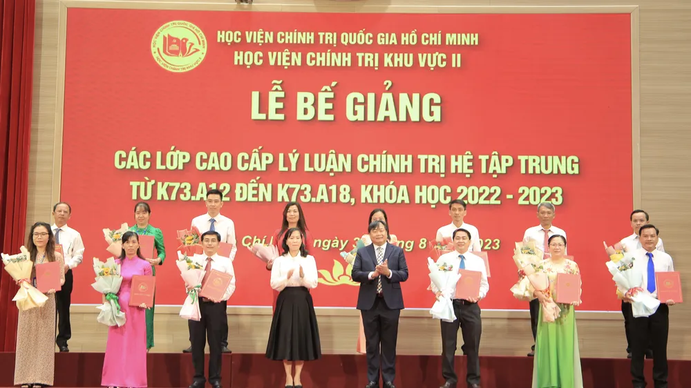 PGS.TS Nguyễn Quốc Dũng (Giám đốc Học viện chính trị KV2) trao bằng tốt nghiệp cho các học viên vào sáng ngày 30-8.