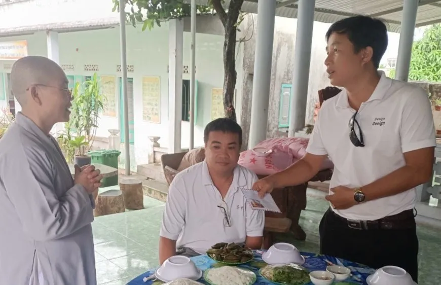 Ông Phan Văn Tuất - Ban Tổ chức và các đội bóng đã quyên góp ủng hộ Chùa Phước Thiện tại Bình Thuận