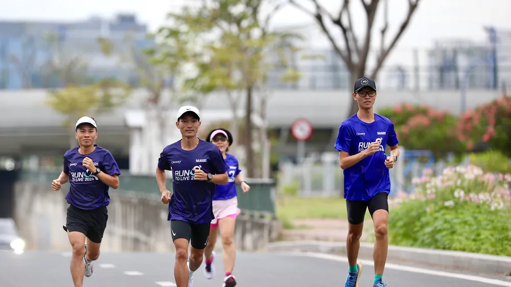 Tuyển thủ Hoàng Nguyên Thanh cùng các VĐV phong trào chạy thử nghiệm đường đua Run To Live 2024. Ảnh: DŨNG PHƯƠNG