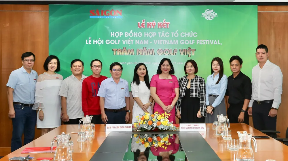 Phó TBT Báo SGGP Bùi Thị Hồng Sương và đại diện Công ty TNHH Ngôi sao giải trí Toàn Cầu tại buổi lễ ký kết hợp tác. Ảnh: DŨNG PHƯƠNG