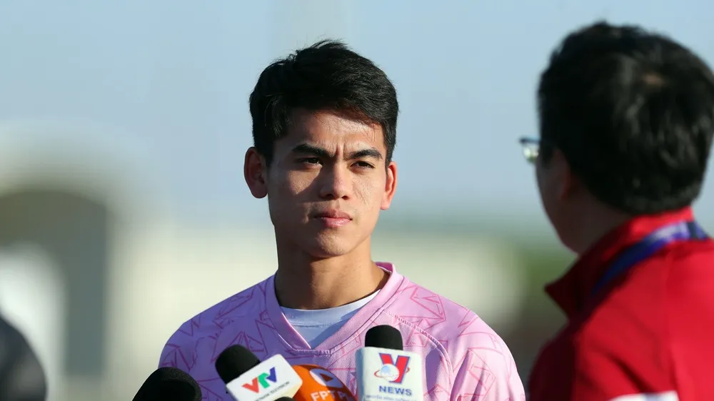 Tiền vệ Khuất Văn Khang