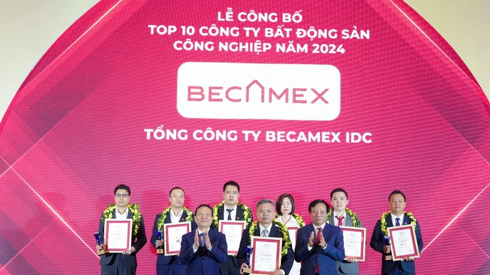 Ông Nguyễn Văn Thanh Huy – Phó Tổng Giám đốc Tổng công ty Becamex IDC nhận Cúp và Giấy chứng nhận TOP10 Công ty Bất động sản công nghiệp uy tín năm 2024.