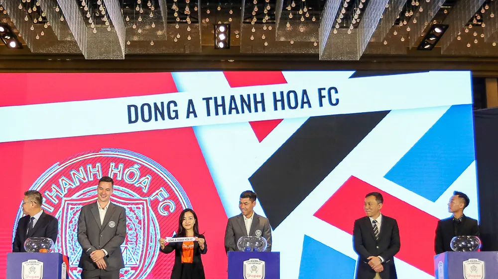 Chủ tịch VFF Trần Quốc Tuấn cùng các cầu thủ Filip Nguyễn, Thái Sơn và Văn Thiết tại lễ bốc thăm.