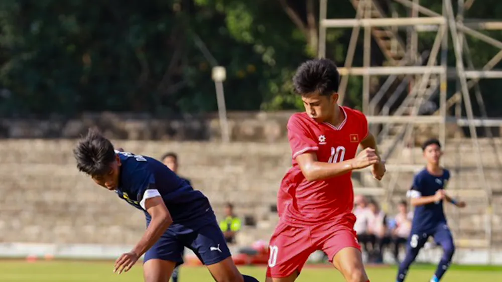U16 Việt Nam (áo đỏ) thắng dễ 15-0 trước Brunei ở trận ra quân