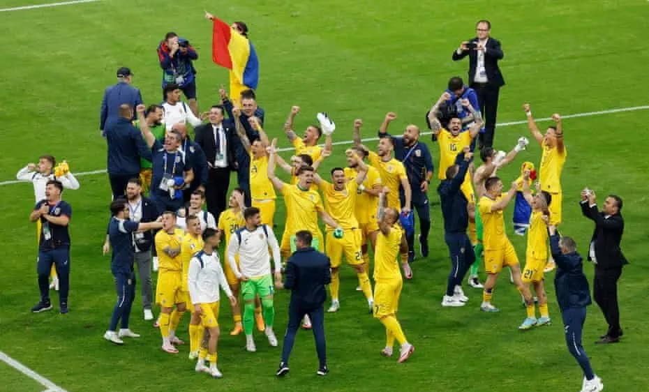 Niềm vui của các cầu thủ Romania sau khi giành ngôi nhất bảng E. Ảnh: The Guardian