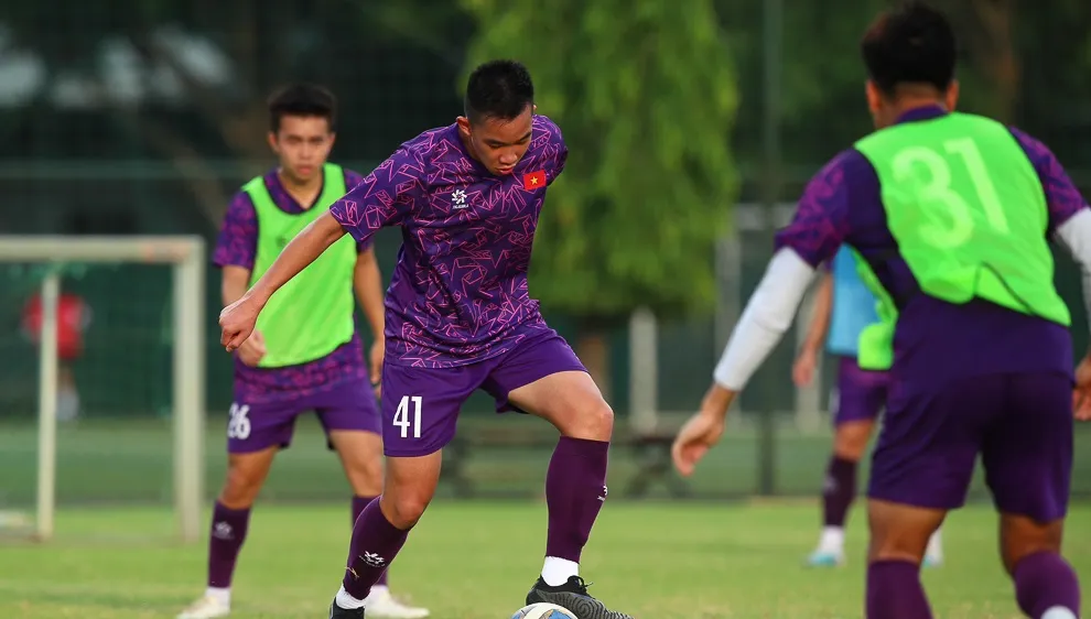 Tiền vệ Việt kiều Czech Hồ Hữu Hưng đã hội quân cùng U19 Việt Nam. 